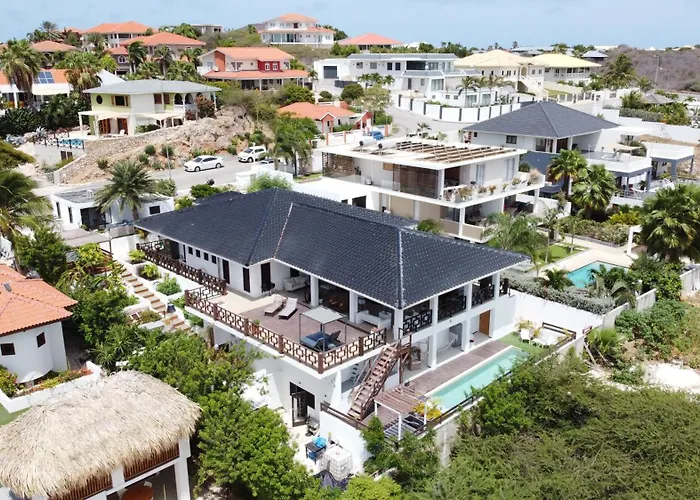 Beautiful Villa With Pool Near The Beach For Groups